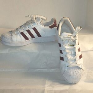 Woman's Classic Adidas Superstar Tennis Shoes Size 5.5‎